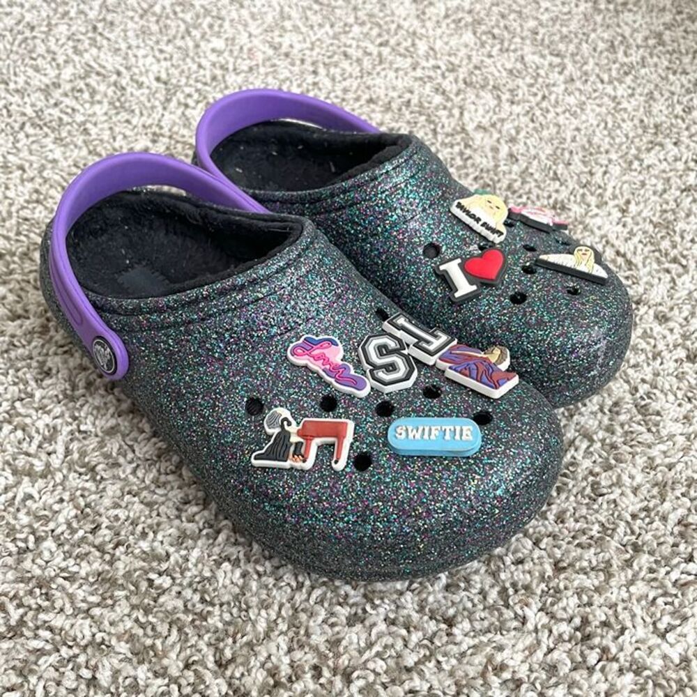 Size 4 / Girls Lined Crocs (w/ TS Charms)